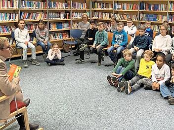 In Zeil nahm Sabine Dittmar in einem Schaukelstuhl Platz, um aus dem Buch "Fritzi war dabei" vorzulesen.  Foto: B&uuml;ro Dittmar/Marco Heumann