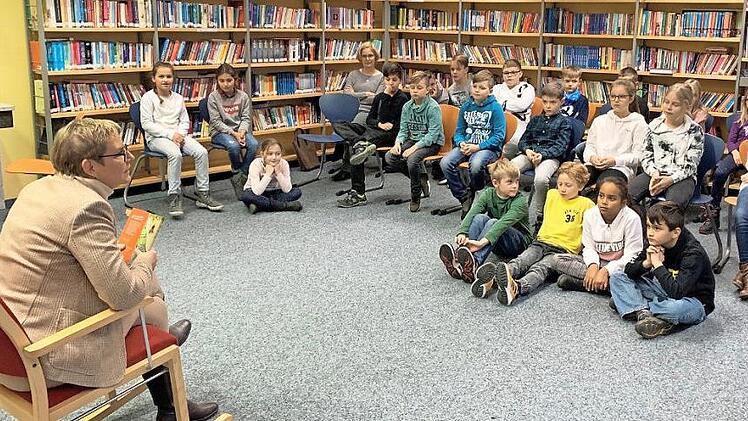 In Zeil nahm Sabine Dittmar in einem Schaukelstuhl Platz, um aus dem Buch "Fritzi war dabei" vorzulesen.  Foto: B&uuml;ro Dittmar/Marco Heumann