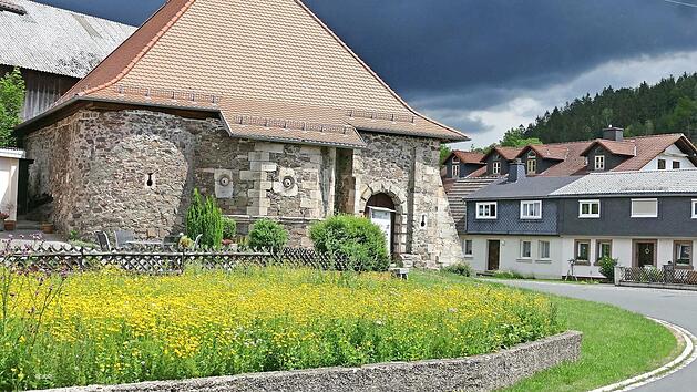Nach der Vision des B&uuml;rgermeisters sollen demn&auml;chst &uuml;berall im Markt Pressig farbenfrohe Blumenteppiche entstehen. Ein sch&ouml;nes Beispiel daf&uuml;r befindet sich vor der Burg in Rothenkirchen.