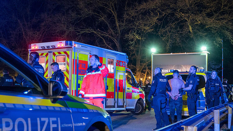 Tödlicher Streit vor Disco in Trittau - 21-Jähriger stirbt