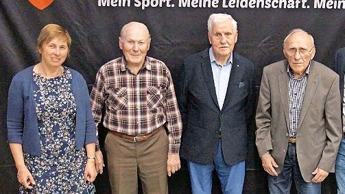 Langj&auml;hrige treue Vereinsmitglieder: von links Ute Seemann (50 Jahre), Helmut Kuhn, Artur Dellert und Erich Greubel (alle 75 Jahre)