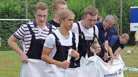 Nicht so leicht, wie man sich Sackhüpfen vorstellt. Zu viert mussten die Teilnehmer in einem Big Bag ins Ziel hüpfen. Teamarbeit war gefragt.