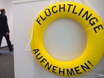 Ein Rettungsring mit der Aufschrift "Flüchtlinge aufnehmen" hing vergangenes Jahr in Berlin in den Büroräumen von Amnesty International. Foto: dpa/ Maurizio Gambarini