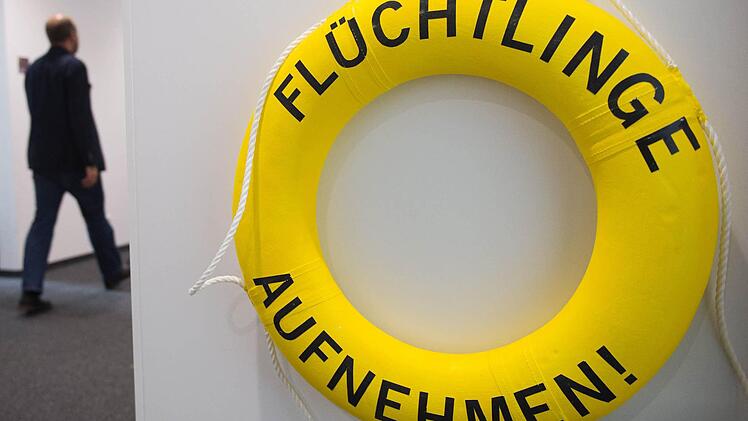 Ein Rettungsring mit der Aufschrift "Flüchtlinge aufnehmen" hing vergangenes Jahr in Berlin in den Büroräumen von Amnesty International. Foto: dpa/ Maurizio Gambarini