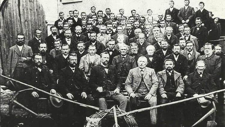 Zu einem Erinnerungsbild stellten sich 1895 die Unterrodacher Flößer, die hilfsbedürftige Mitglieder unterstützten. Repro: Gerd Fleischmann