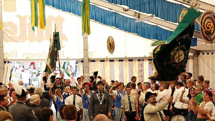 Angeführt von Fahnenträger Florian Donath zog das scheidende Königshaus der Weismainer Schützen in das Festzelt ein. Foto: Stefan Lutter