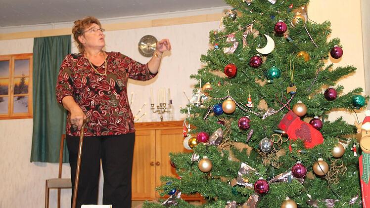 Nein, schön ist er nicht. Oma (Gaby Wunder) fehlt eindeutig das Lametta am Weihnachtsbaum. Foto: Gabi Völk