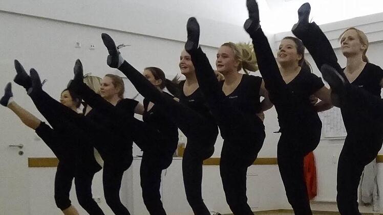 Und hoch das Bein! Die Gardedamen sind bereits in blendender Form. Wie viel Arbeit dahinter steckt, verraten sie im Gespräch. Foto: Johanna Eckert