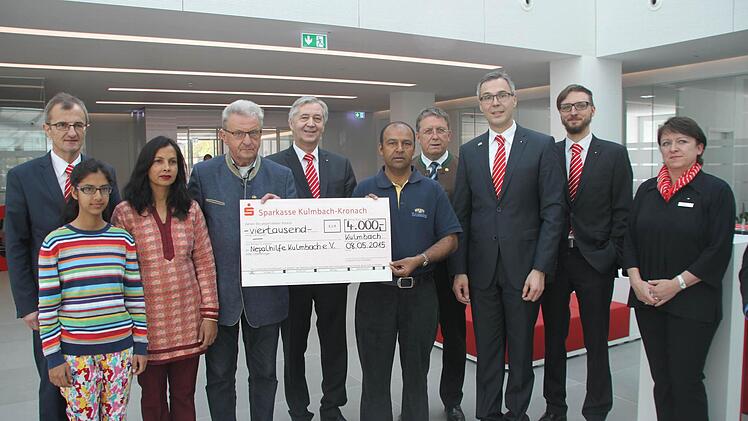 4000 Euro hat die Sparkasse nach der Sammelaktion der Mitarbeiter für den Wiederaufbau in Nepal gespendet: - von links: Vorstand Harry Weiß, Sama und Saraswoti Devi Neupane, der Vorsitzende der Nepalhilfe, Peter Pöhlmann, Vorstandsvorsitzender Klaus-Jürgen Scherr, Shyam Prasad Neupane, OB Henry Schramm sowie Stefan Fechner, Andreas Rebhan und Heidi Schmidt-Hofmann von der Sparkasse. Foto: Alexander Hartmann