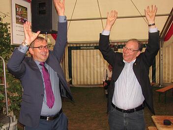 Es ist manchmal schon doof, wenn man in der Schule oder auch im Bierzelt in der ersten Reihen sitzt. Der Weitramsdorfer Bürgermeister Wolfgang Bauersachs und der Gothaer VdK-Kreisvorsitzende Lothar May wurden von den "Meederer Schmalzbuam" kurzerhand als Vorturner rekrutiert. Foto: Martin Koch
