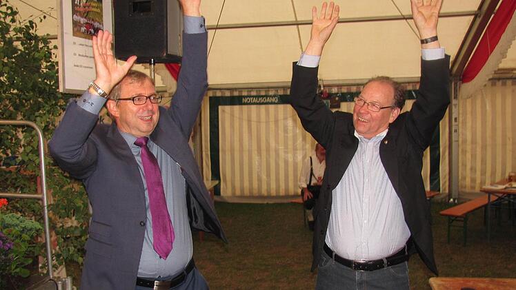 Es ist manchmal schon doof, wenn man in der Schule oder auch im Bierzelt in der ersten Reihen sitzt. Der Weitramsdorfer Bürgermeister Wolfgang Bauersachs und der Gothaer VdK-Kreisvorsitzende Lothar May wurden von den "Meederer Schmalzbuam" kurzerhand als Vorturner rekrutiert. Foto: Martin Koch