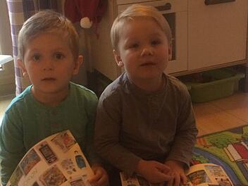 Simon (links) und Elias (rechts) Theimer freuen sich schon aufs Christkind. Foto: Corinna Igler