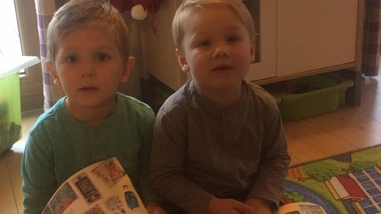 Simon (links) und Elias (rechts) Theimer freuen sich schon aufs Christkind. Foto: Corinna Igler