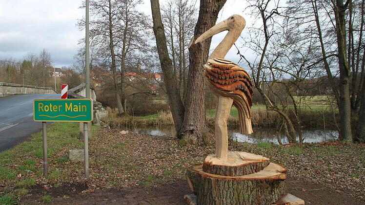 Holzkünstler Michael Schütt hat aus Baumstämmen Tiere gefertigt, die am Wanderweg stehen. Unser Bild zeigt den Storch bei der Mainbrücke in Altdrossenfeld. Foto: Archiv/Alexander Hartmann