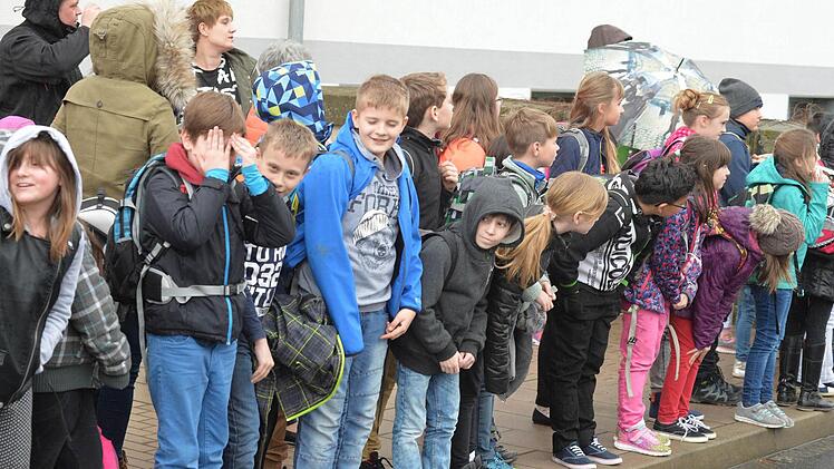 Die Kinder warten auf Gauck.