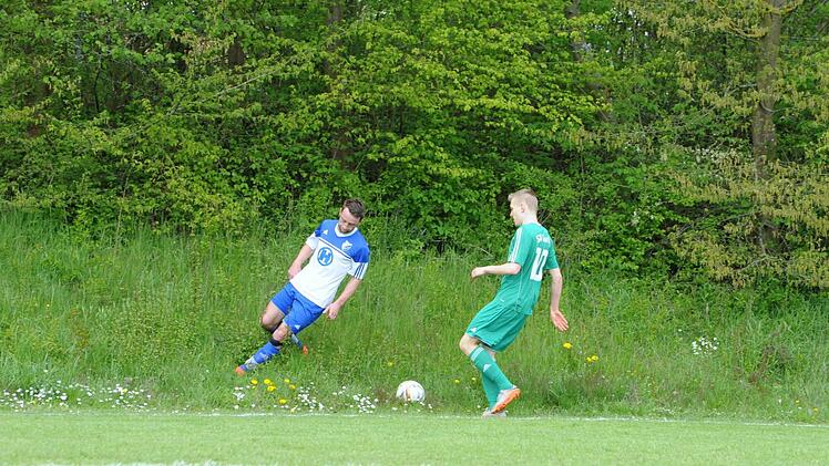 Die Aus-Linie aus den Augen verloren - beim Derby in Garitz. Foto: Hopf