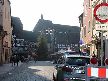 Die Zufahrt von der Bamberger Straße zum Weihnachtsmarkt auf dem Forchheimer Rathausplatz wurde gestern von der Polizei kontrolliert. Laut Polizei werde auch der Einsatz uniformierter und ziviler Streifen auf dem Markt erhöht. Fotos: Ekkehard Roepert