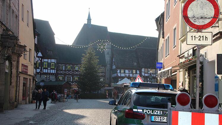 Die Zufahrt von der Bamberger Straße zum Weihnachtsmarkt auf dem Forchheimer Rathausplatz wurde gestern von der Polizei kontrolliert. Laut Polizei werde auch der Einsatz uniformierter und ziviler Streifen auf dem Markt erhöht. Fotos: Ekkehard Roepert