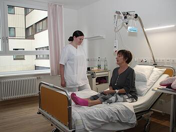 Ingrid Lindner gehört zu den ersten Patientinnen im neuen Interimsbau. "Man merkt nicht, dass es sich um ein Provisorium handelt", sagt die Kulmbacherin, die auf unserem Bild mit Nadine Büttner zu sehen ist, der Stationsleiterin der Abteilungen Gynäkologie und Kardiologie. Fotos: Alexander Hartmann