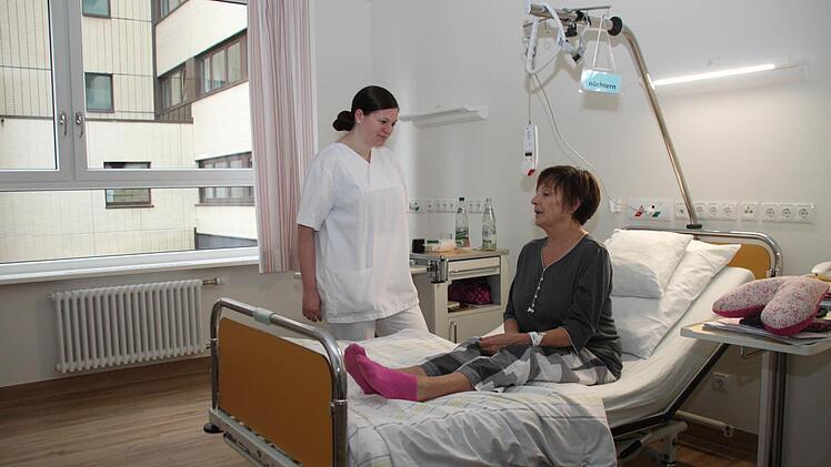 Ingrid Lindner gehört zu den ersten Patientinnen im neuen Interimsbau. "Man merkt nicht, dass es sich um ein Provisorium handelt", sagt die Kulmbacherin, die auf unserem Bild mit Nadine Büttner zu sehen ist, der Stationsleiterin der Abteilungen Gynäkologie und Kardiologie. Fotos: Alexander Hartmann