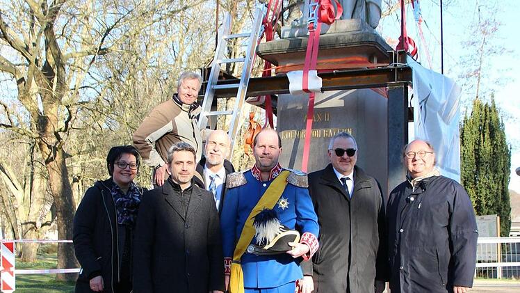 Spielbankdirektorin Heidrun Vorndran (unten von links), Kurdirektor Frank Oette, OB Kay Klankenburg, Max-II-Darsteller Jochen Köllmer, Gerald Langer (staatliches Bauamt) und Peter Weidisch (Kulturreferat) mit Planer Alsheimer (hinten) vor dem versetzten Denkmal. Foto. Benedikt Borst