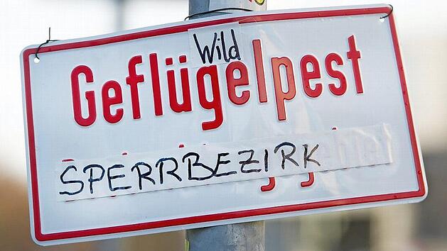 "Wild-Gefl&uuml;gelpest Sperrbezirk" stand im November 2016 in Berlin auf dem Schild an einem Laternenpfahl im Bezirk Friedrichshain. Das LGL in Erlangen hat im Jahr 2016 allein 765 Proben von verendeten Wildv&ouml;geln getestet.  Foto: Paul Zinken/dpa