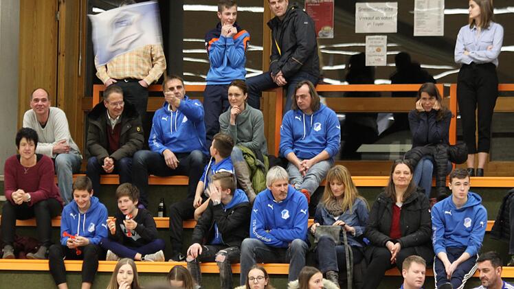 Die Anhänger des TSV Ebermannstadt unterstützen ihr Team.