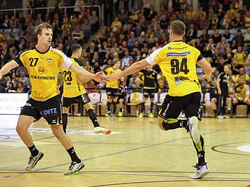 Aufgrund der personellen Probleme müssen die Akteure des HSC 2000 Coburg, wie hier Pontus Zetterman (links) und Christoph Neuhold, noch am Samstag im Heimspiel gegen TuS Ferndorf noch enger zusammenrücken.  Foto: Hagen Lehmann