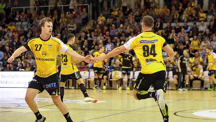 Aufgrund der personellen Probleme müssen die Akteure des HSC 2000 Coburg, wie hier Pontus Zetterman (links) und Christoph Neuhold, noch am Samstag im Heimspiel gegen TuS Ferndorf noch enger zusammenrücken.  Foto: Hagen Lehmann