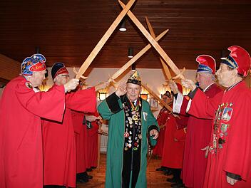 Einer der Höhepunkt jeder Sippung ist der "Einritt" der Gäste: Hier wird ein Schlaraffe aus dem Reych Bad Orb von den Bad Kissinger Rittern mit Holz-Schwert, "Helm" und "Rüstung" begrüßt.Foto: Ralf Ruppert