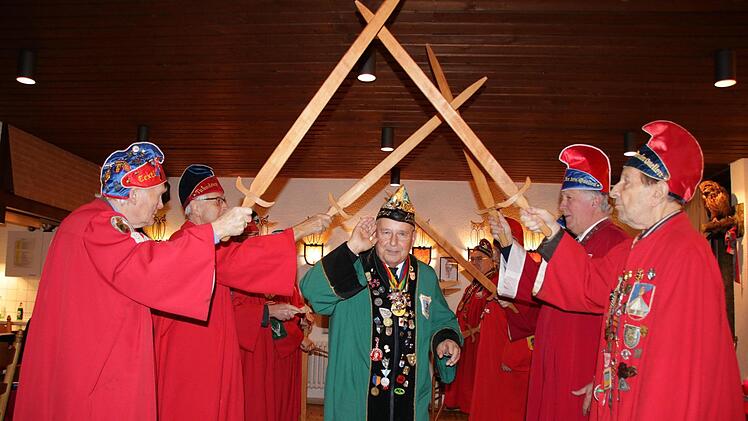 Einer der Höhepunkt jeder Sippung ist der "Einritt" der Gäste: Hier wird ein Schlaraffe aus dem Reych Bad Orb von den Bad Kissinger Rittern mit Holz-Schwert, "Helm" und "Rüstung" begrüßt.Foto: Ralf Ruppert