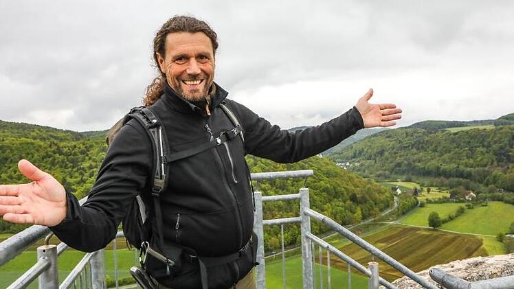 "Ist das eine Aussicht?" Jürgen Wagner oben auf dem Wohnturm der Burg Neideck. Foto: Barbara Herbst