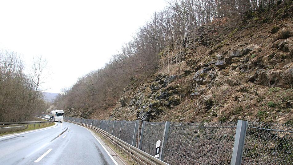 Diese Engstelle am Kümmersreuther Berg oberhalb der Einfahrt zum jetzigen Steinbruch der Firma Neupert sollte Anfang April 1945 von der zurückweichenden deutschen Wehrmacht gesprengt werden, um den US-Truppen den Vormarsch zu erschweren. Zur Sprengung kam es nicht, weil diese Absicht den aus dem Lautergrund heranrückenden Amerikanern  bekannt geworden war. Foto: Matthias Einwag