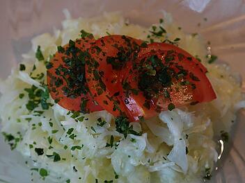 Frischer Krautsalat mit Tomaten.