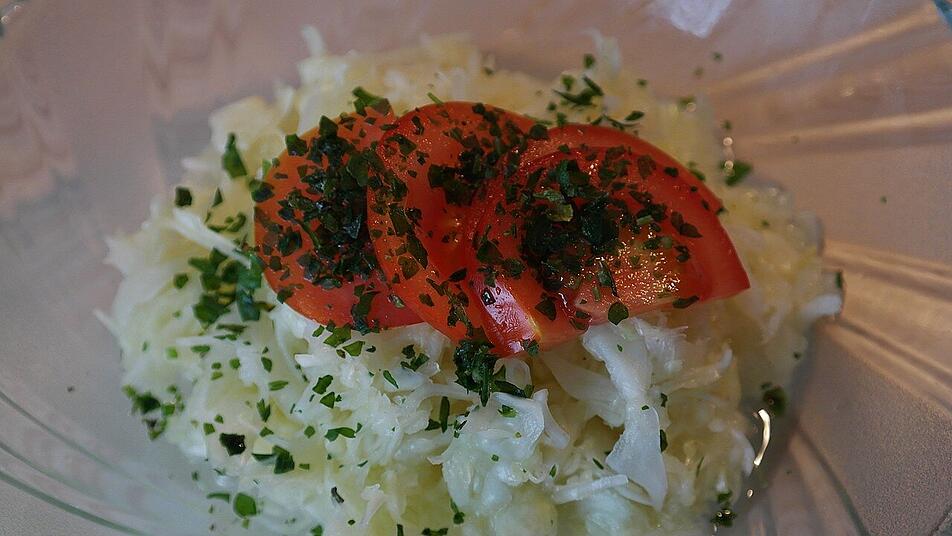 Frischer Krautsalat mit Tomaten. Frischer Krautsalat mit Tomaten.