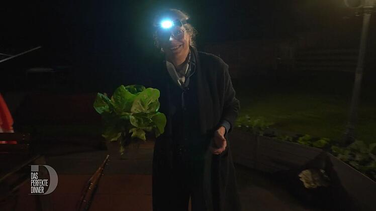 Dörte wird von Andrea in den Garten geschickt, um den Salat für die Vorspeise zu ernten. Ein kleiner Scherz.