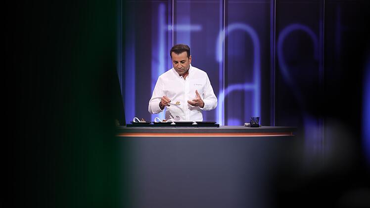 Gastjuror Ali G&uuml;ng&ouml;rm&uuml;s m&ouml;chte den Orient auf dem L&ouml;ffel schmecken.