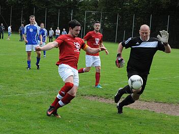 Gebrauchter Tag: Kein Tor war Franz Weilert (links) im Duell mit FC-06-Keeper Jörg Schaffelhofer vergönnt. Im Gegenteil. Im Sportpark gab es für Hausens Kapitän keine Punkte, aber den roten Karton. Foto: Hopf