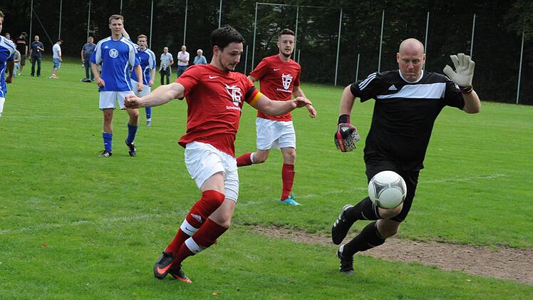 Gebrauchter Tag: Kein Tor war Franz Weilert (links) im Duell mit FC-06-Keeper Jörg Schaffelhofer vergönnt. Im Gegenteil. Im Sportpark gab es für Hausens Kapitän keine Punkte, aber den roten Karton. Foto: Hopf