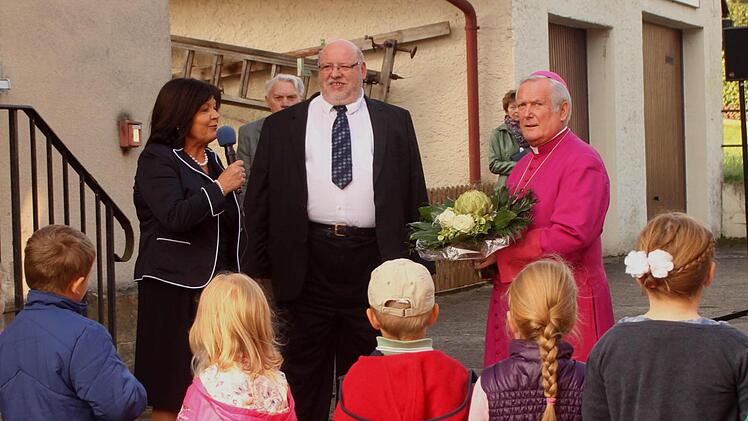 Auch Bürgermeisterin Gertrud Bühl und Pfarrer Martin Wissel (von links) hießen den Oberhirten willkommen.