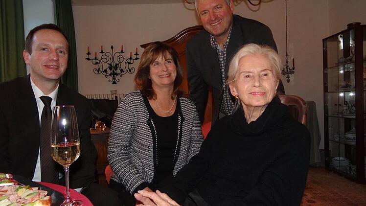 Hannelore Kehr (rechts) mit Bürgermeister Jürgen Hennemann, Marion Pristien und Landratstellvertreter Michael Ziegler (weiter von rechts). Foto: Johanna Eckert