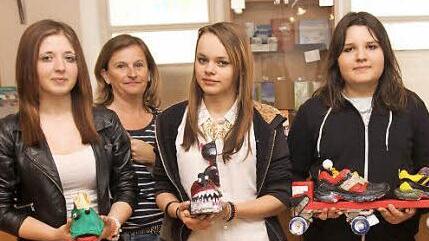 Schon ein bisschen stolz sind die Schüler auf ihre schönen Werke