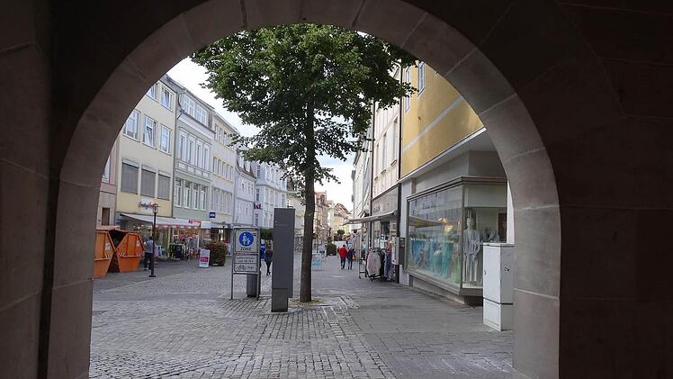 Die Begrünung mit Bäumen hat das Gesicht des Steinwegs deutlich verändert.Foto: Jochen Berger