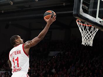 Bambergs Bradley Wanamaker erzielt einen Korbleger. Foto: Nicolas Armer/dpa