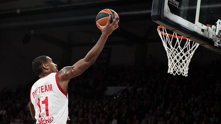 Bambergs Bradley Wanamaker erzielt einen Korbleger. Foto: Nicolas Armer/dpa