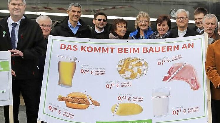 Mithilfe von Plakaten bringen die Landwirte ihre wachsende Wut und Verzweiflung zum Ausdruck.  Foto: Franz Galster