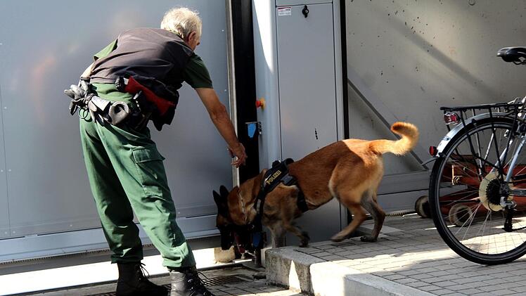 Die Hundeführer demonstrierten das Können ihrer Hunde. Foto: Richard Sänger