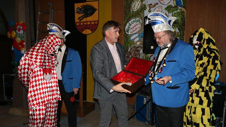 Harald Pascher übergab die beinahe leere Stadtkasse an Walter Ullrich.