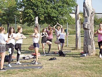 Mit dem "Baum" endete der Yoga-Workshop. Fotos: Sabine Weinbeer