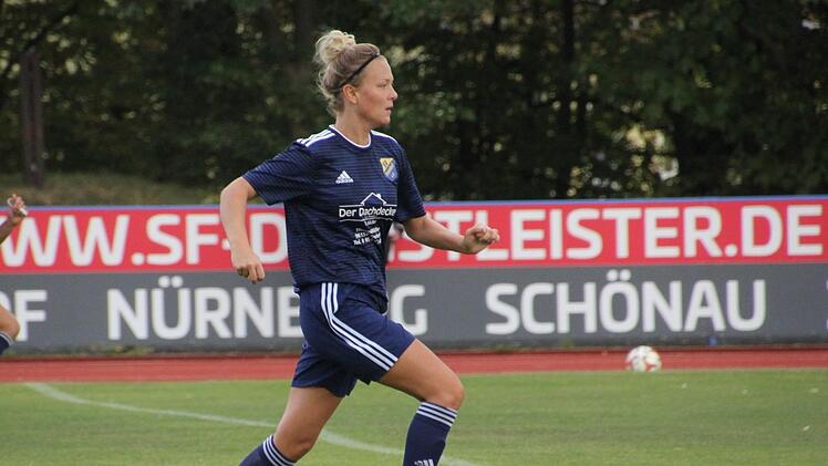 Amelie Striegel im Vorw&auml;rtsgang. Mit vier Treffern f&uuml;hrt sie derzeit die interne Torj&auml;gerliste der Frensdorfer Damen an. Fotos: Bernd Riemke